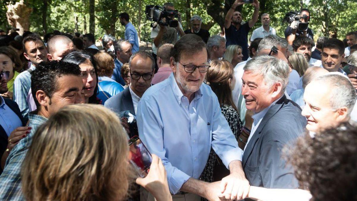Mariano Rajoy saluda a los asistentes.