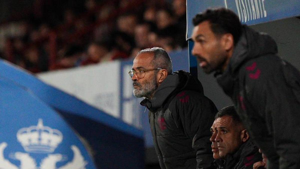 Cervera sigue, desde el banquillo, el partido entre Talavera y Tenerife.