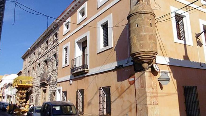 Los obreros han picado el enlucido para aflorar la piedra de los muros.