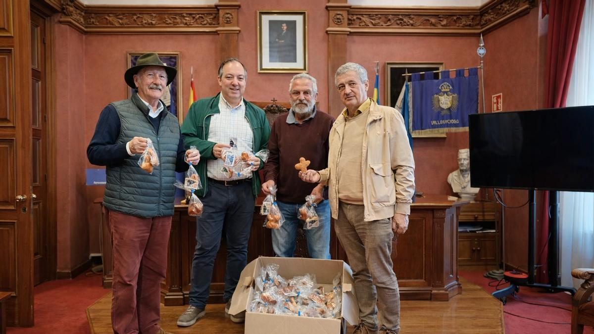 Por la izquierda, Miguel González Pereda, Alejandro Vega, Macario Víctorero y Xuan Pedrayes, con les lletres.