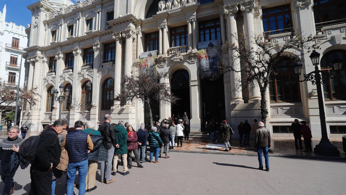 Colas para entrar al Palacio de las Comunicaciones que en 2023 acogió la exposición «De la foscor a la llum» con obras de la colección Lladró.