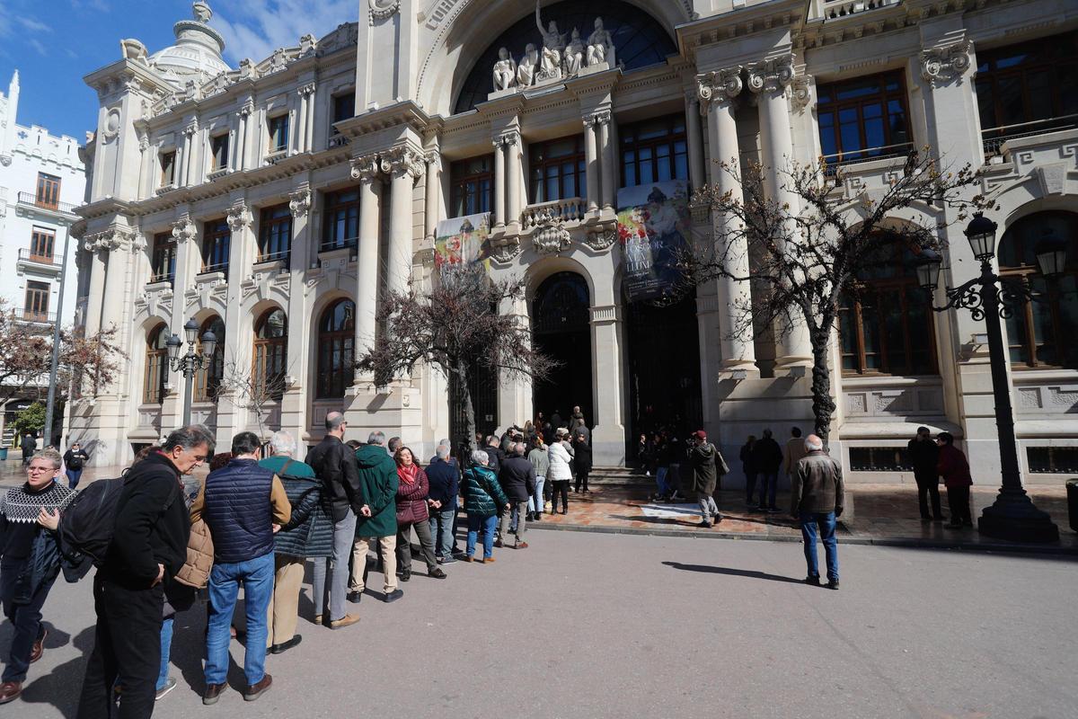 Colas para entrar al Palacio de las Comunicaciones que en 2023 acogió la exposición «De la foscor a la llum» con obras de la colección Lladró.