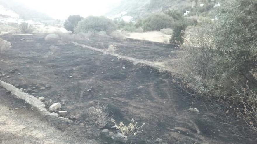 Arden tres terrazas de cultivo junto a unas casas en el Valle de Agaete