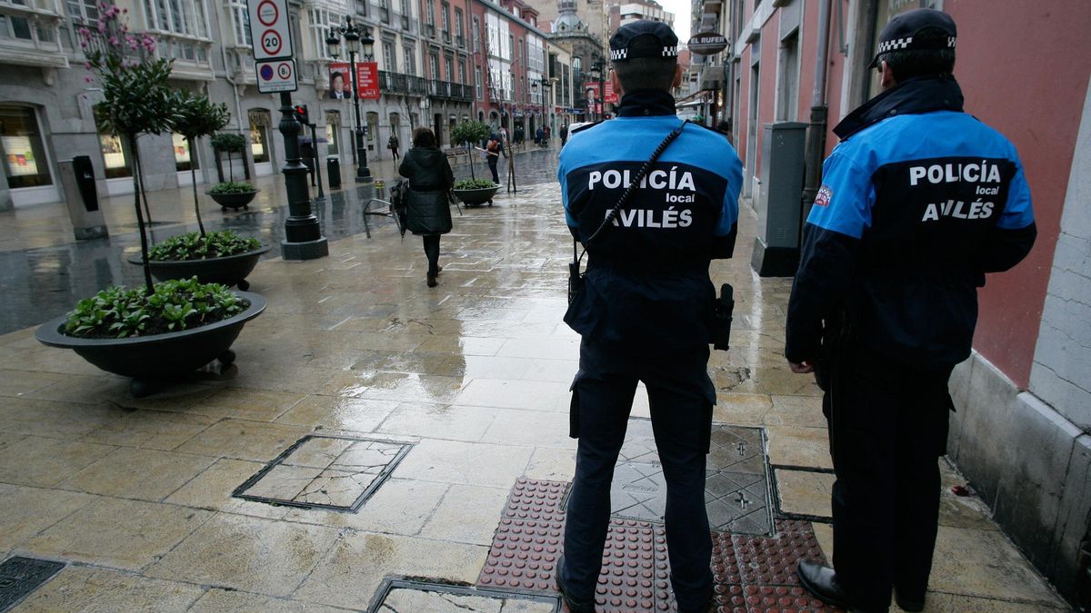 Dos agentes de la Policía Local de Avilés en la calle La Cámara.