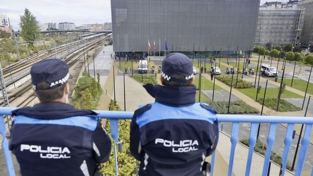 Agentes de la Policía Local, con su jefatura al fondo.  | MARCOS LEÓN