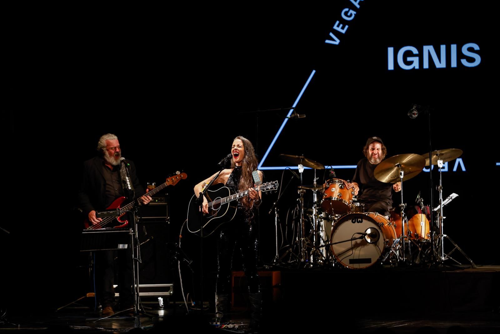 Vega, íntima y revolucionaria, enciende el Gran Teatro con ‘Ignis’