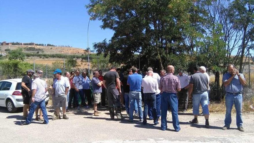 Regantes del canal de San José durante una movilización para reclamar más agua a la CHD.