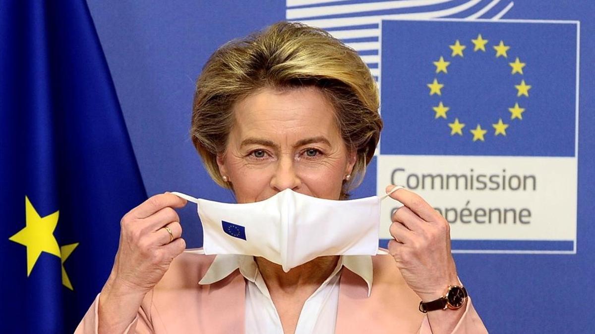 FILE PHOTO  European Commission President Ursula Von Der Leyen removes her protective face mask as she meets Moldova s President Maia Sandu at the European Commission in Brussels  Belgium  January 18  2021  REUTERS Johanna Geron Pool File Photo File Photo
