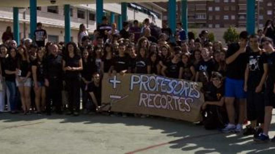 Alumnos y profesores vestidos de negro durante la protesta que tuvo lugar ayer en el Instituto de Secundaria Gaia de San Vicente del Raspeig.