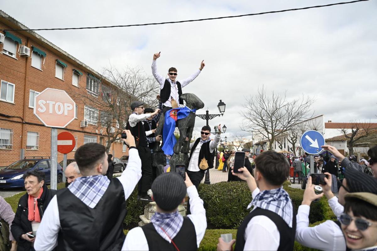 Los jóvenes visten a la cabra