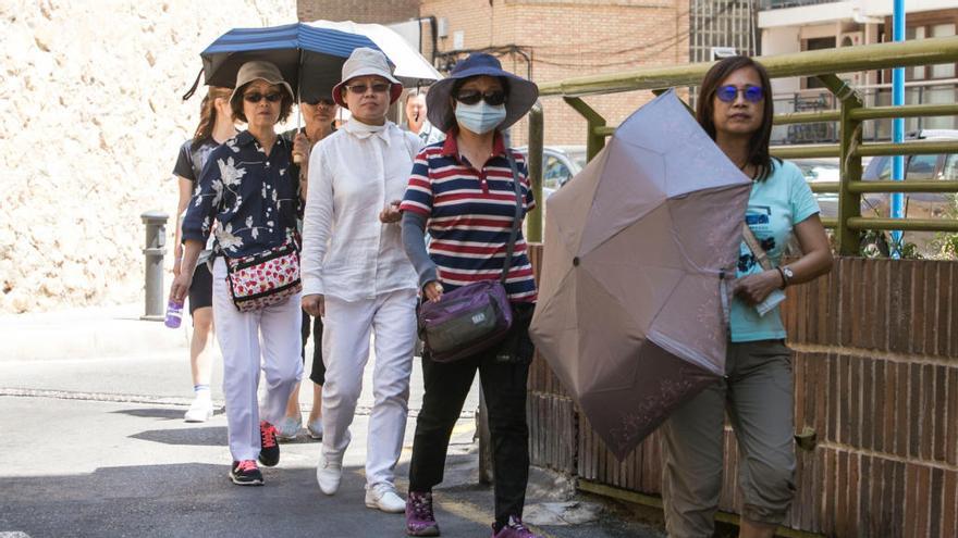 Turistas chinas paseando por Alicante durante las fiestas de Hogueras del pasado junio