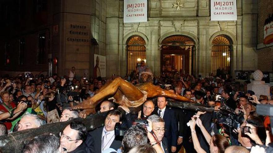 El Cristo de la Buena Muerte fue portado a hombros, ayer noche, desde el interior de la Catedral castrense al Cuartel General del Ejército, donde la Legión asumió el traslado.