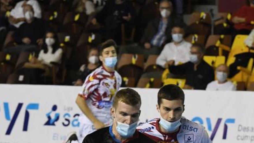 Lío por el primer partido de balonmano con mascarillas