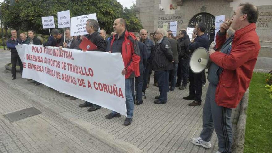 Extrabajadores de la antigua fábrica de armas, ayer, ante la Delegación del Gobierno.