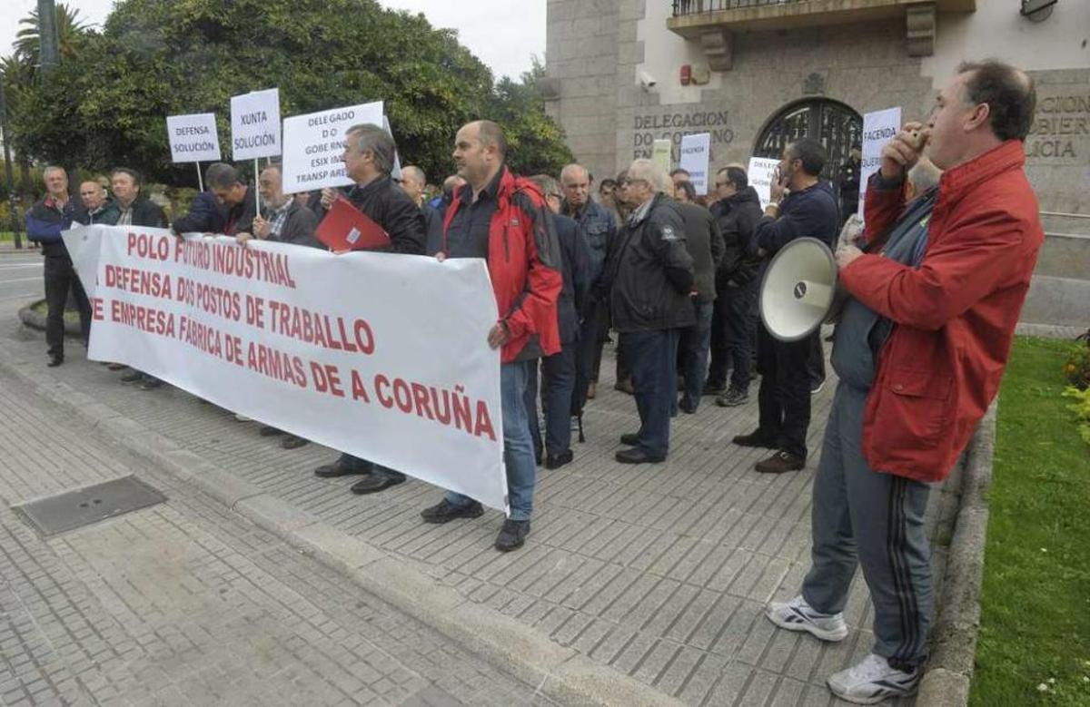 Extrabajadores de la antigua fábrica de armas, ayer, ante la Delegación del Gobierno.