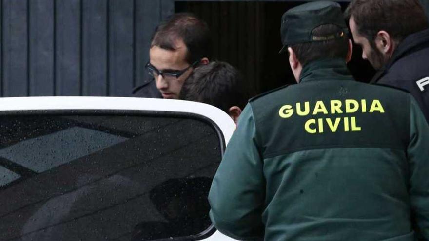 Soraya G. V. es introducida en un vehículo de la Guardia Civil para su traslado a la cárcel. adrián irago