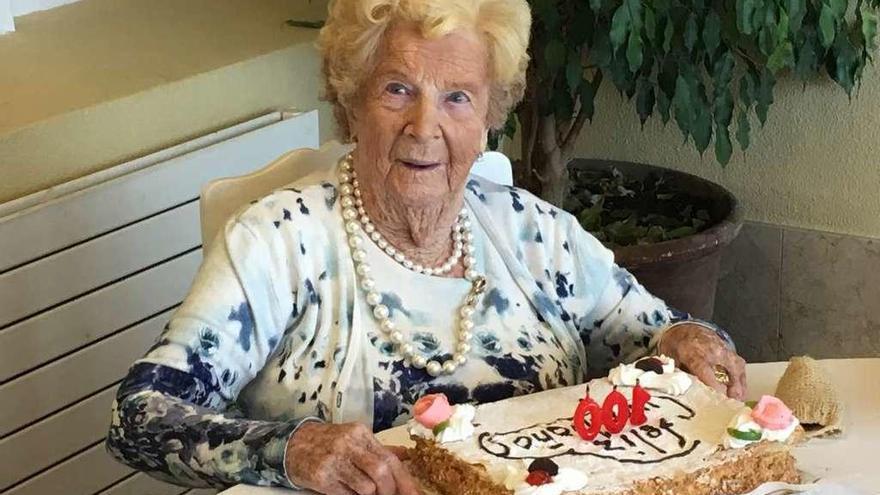 Titina Menéndez, festeja, ayer, su cumpleaños durante una comida en el Náutico con sus sobrinos.