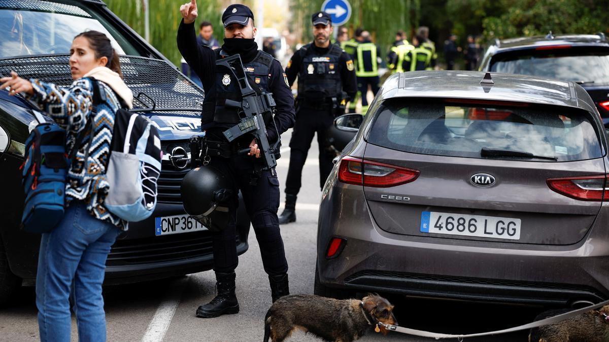 Forces de seguretat davant de l&#039;ambaixada d&#039;Ucraïna a Madrid