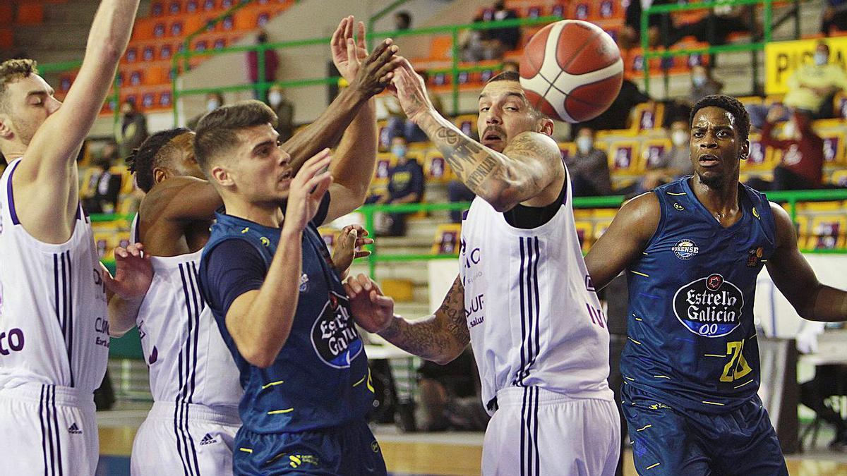 Diogo Brito y Arkeem Joseph disputando el encuentro contra Valladolid en el Paco Paz. |  // IÑAKI OSORIO