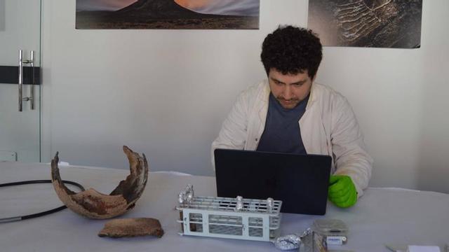 Un investigador del proyecto examina una pieza de cerámica aborigen en el Mueso Arqueológico.