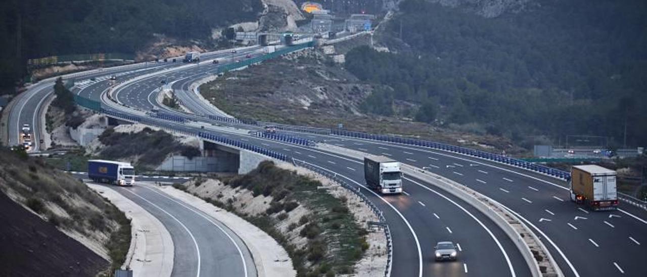 El tráfico pesado ha sido el principal beneficiado por esta nueva carretera, operativa desde hace un lustro.