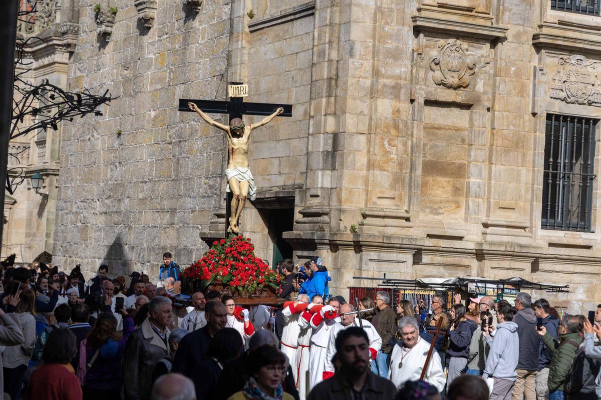 El Cristo de la Paciencia regresa a Conxo y pone el broche final a la Semana Santa compostelana