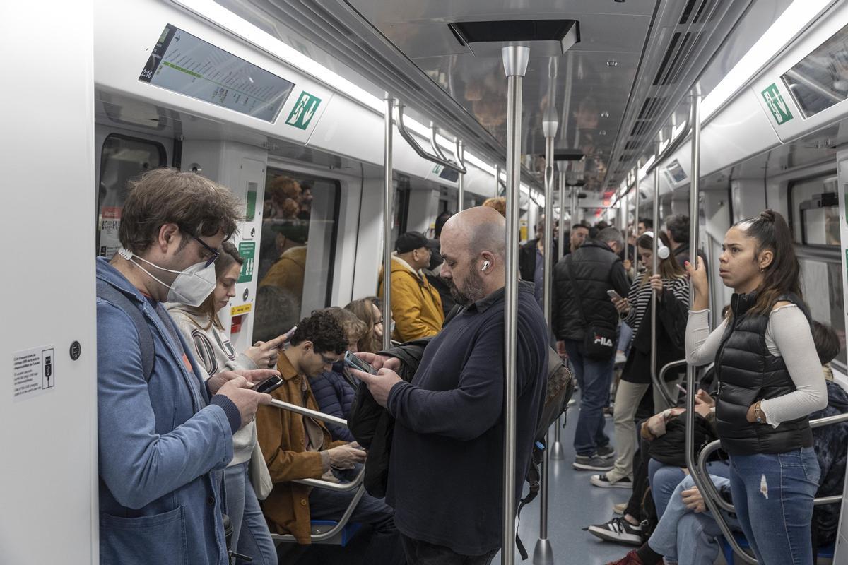 La L3 del metro de Barcelona estrena el primer tren de la serie 7.000