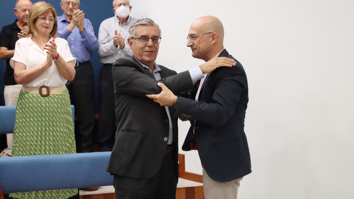 Enric Juan con el alcalde, junto a la exalcaldesa y los clavarios.