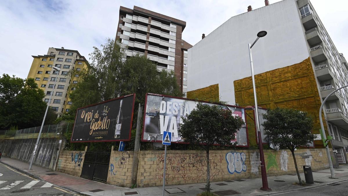 Solar en el que se levantará un edificio con 20 pisos, en el cruce de Aragón con Redomeira.