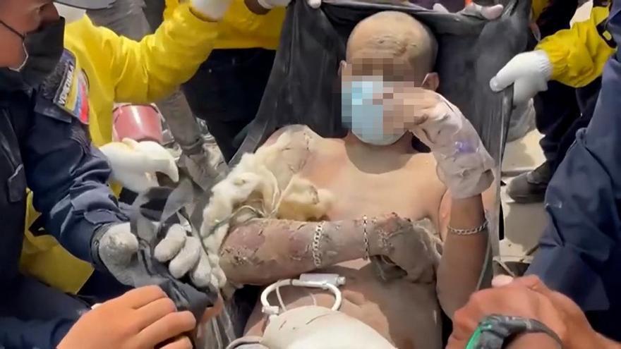 Rescatan con vida a un hombre bajo los escombros cuatro días después del doble terremoto en Venezuela