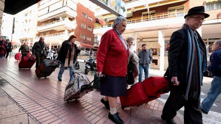 Usuarios del programa Imserso llegan a Bendiorm, el pasado enero