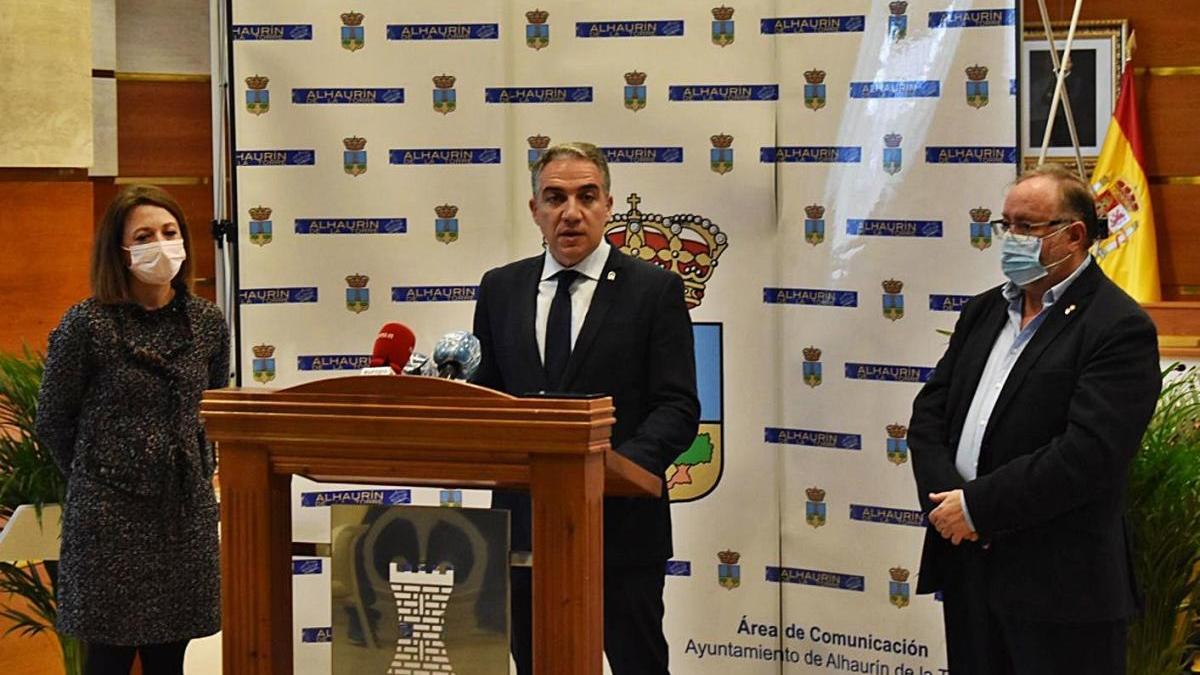 Patricia Navarro, Elías Bendodo y Joaquín Villanova, ayer en el Ayuntamiento alhaurino.