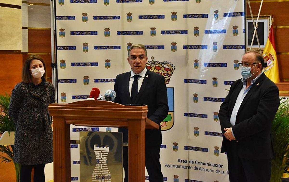 Patricia Navarro, Elías Bendodo y Joaquín Villanova, ayer en el Ayuntamiento alhaurino.