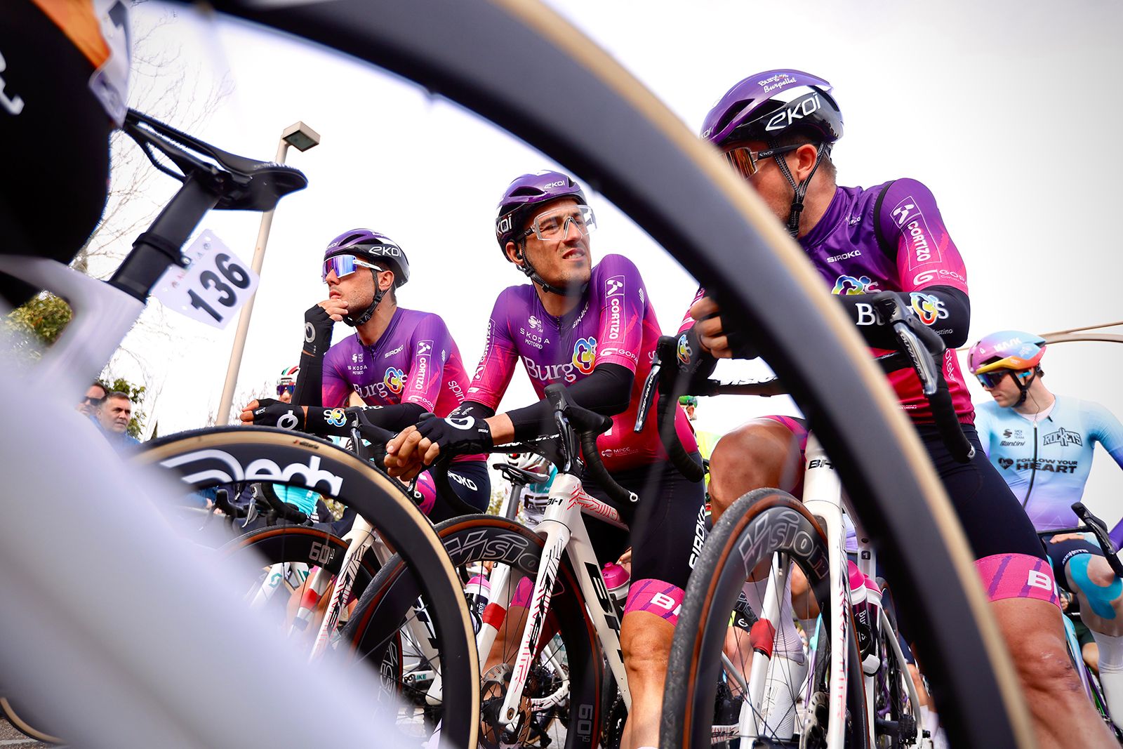 La salida de la etapa de Córdoba de la Vuelta a Andalucía en imágenes