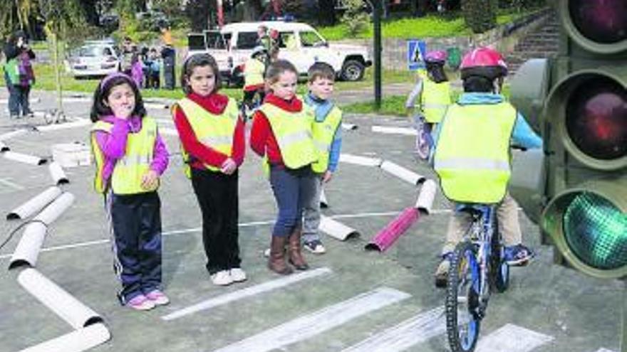 Clase de seguridad vial en el colegio de Seixo.  // N. Parga