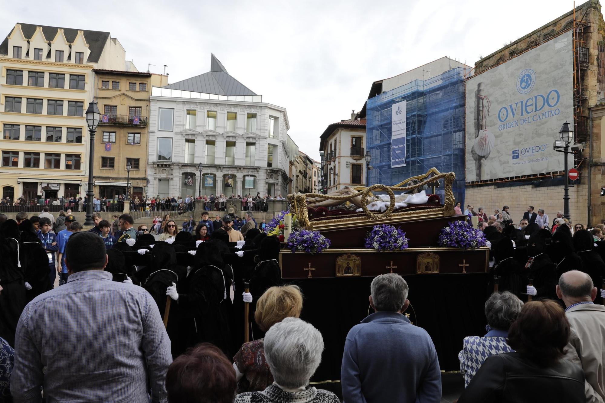 La procesión intergeneracional del Santo Entierro emociona Oviedo