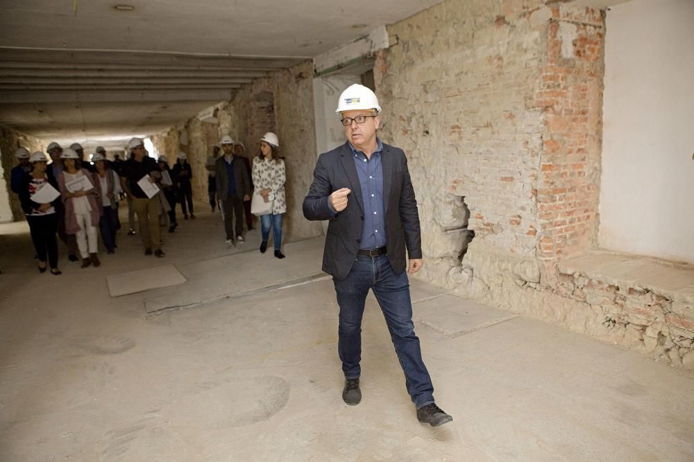 Visita de la alcaldesa de Gijón y los portavoces municipales a las obras de Tabacalera