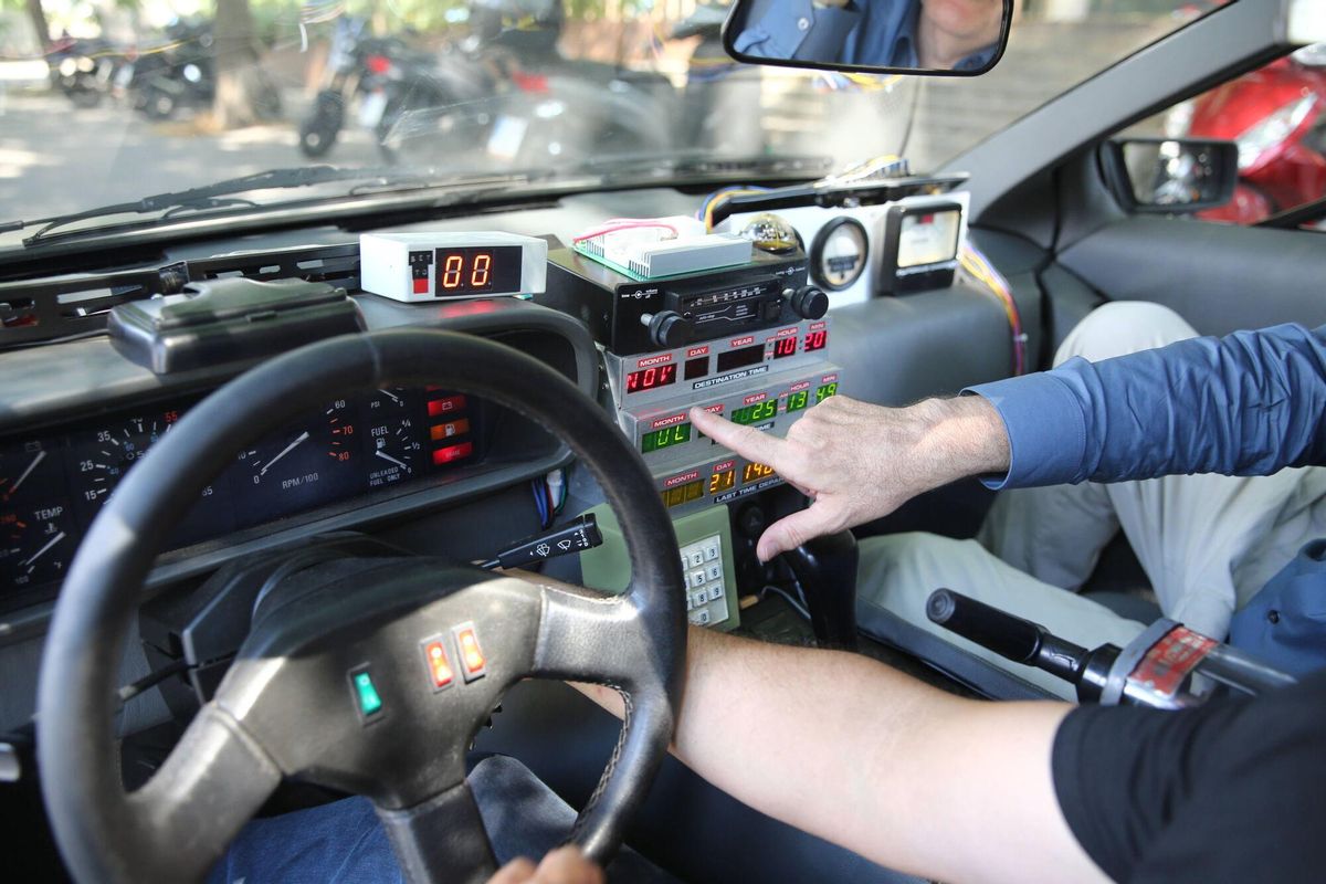 BARCELONA 29/07/2025 Barcelona. Pasearan por primera vez un DeLorean tuneado como Regreso al futuro y ha visitado El Periódico BCN, para hacer un homenaje a los 40 años de la peli. FOTO de ELISENDA PONS
