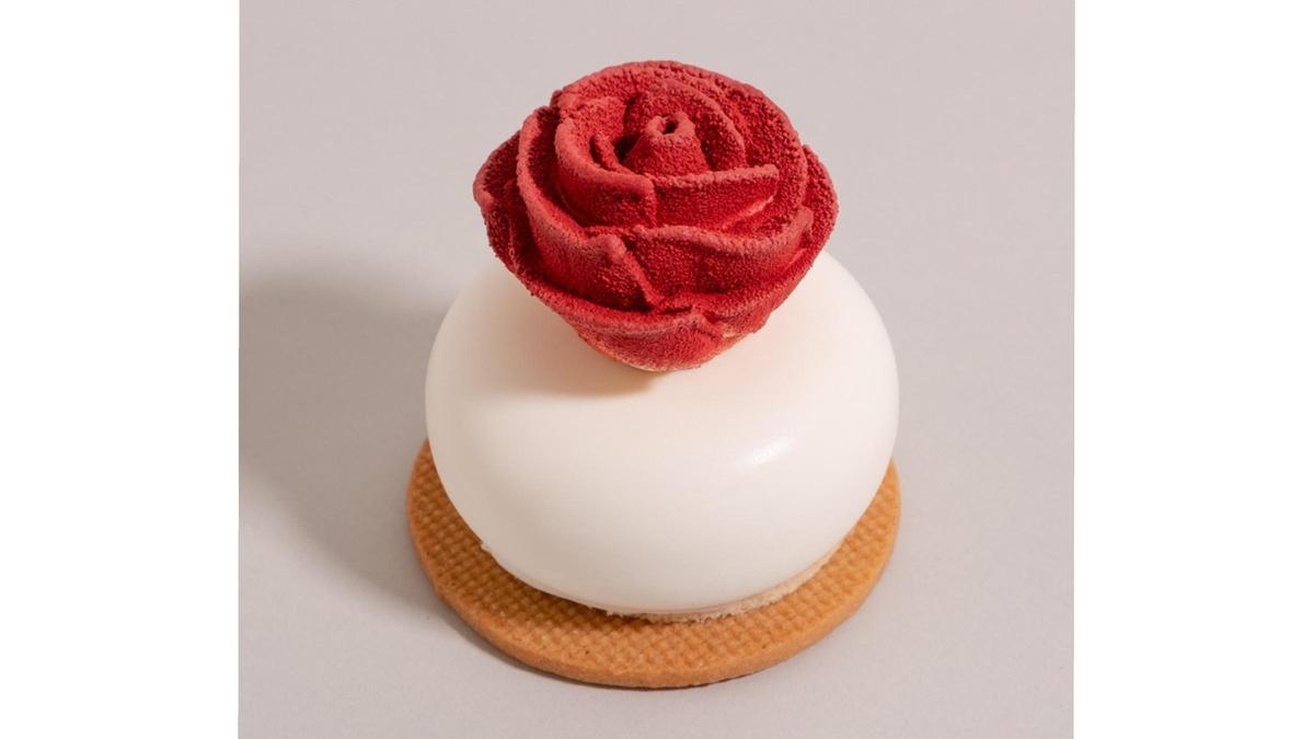 La 'mousse' de 'cheese cake' con interior gelificado de frambuesas, rosa de mascarpone con agua de rosa y galleta de mantequilla que ha hecho la pastelería Canal para Simultáneo para este Sant Jordi.