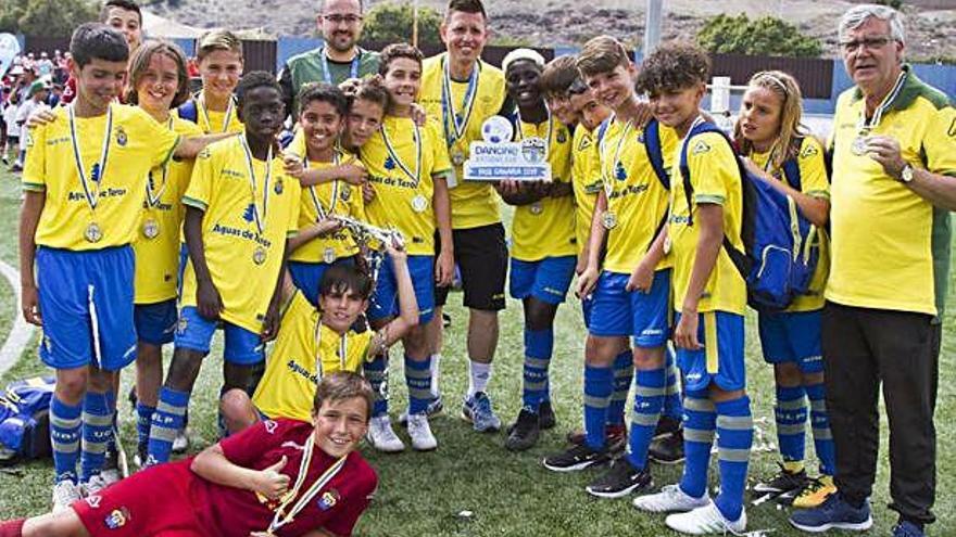 El equipo alevín de la UD Las Palmas celebra la consecución de la Copa Rodagón, ayer en Maspalomas.