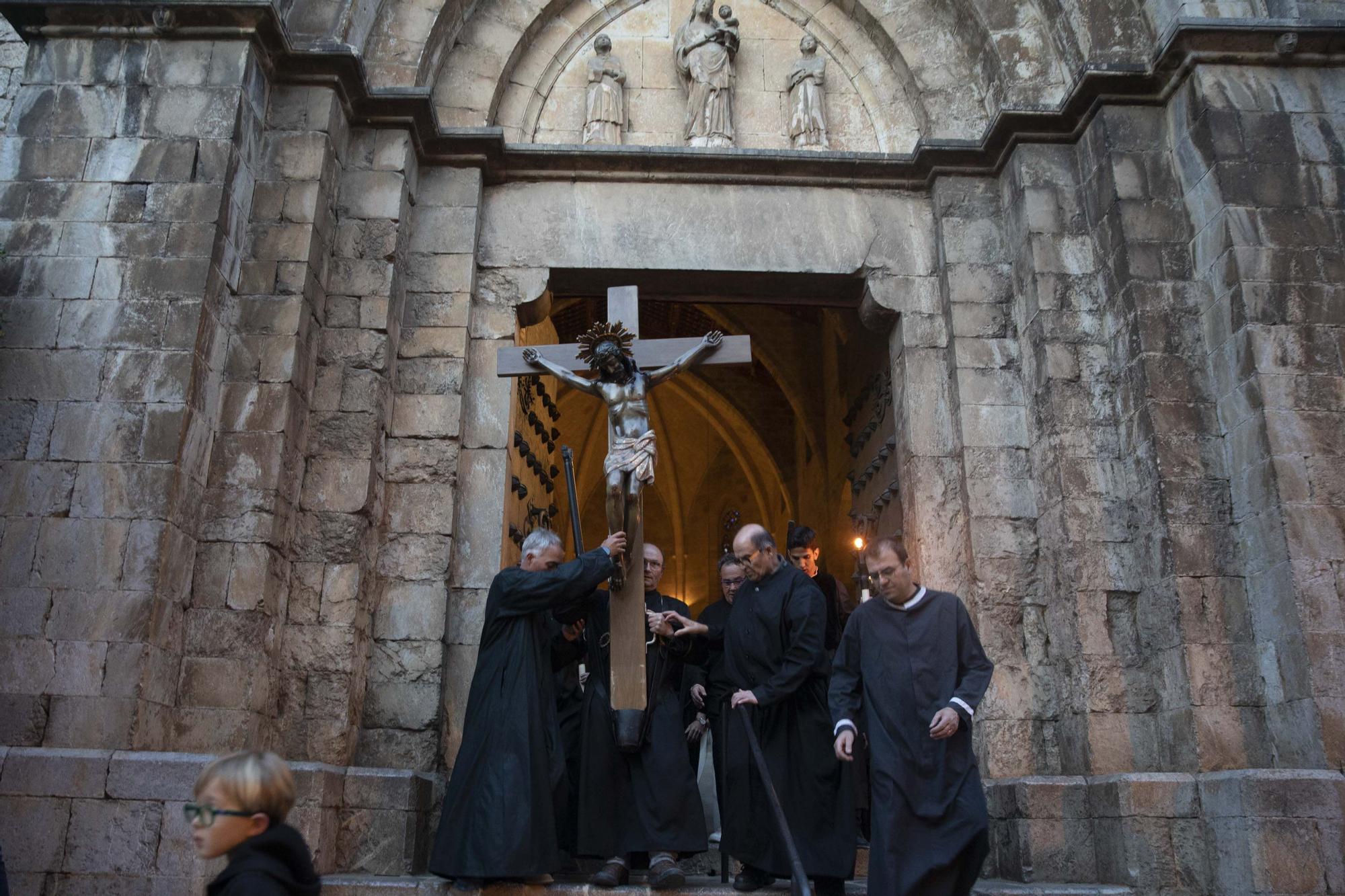 Peralada treu al Sant Crist Negre en processó invocant la pluja