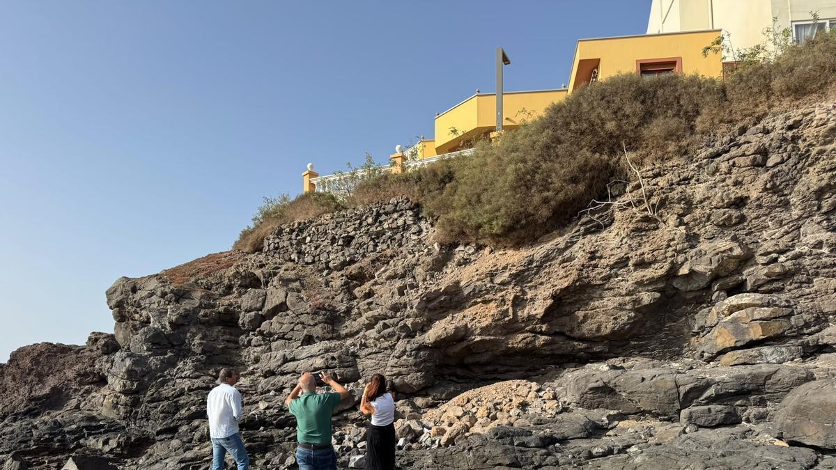 Los concejales de Playas y de Vías y Obras, María Calderín e Iván Sánchez, visitan la zona de Clavellinas, donde se produjo un desprendimiento del muro de contención.