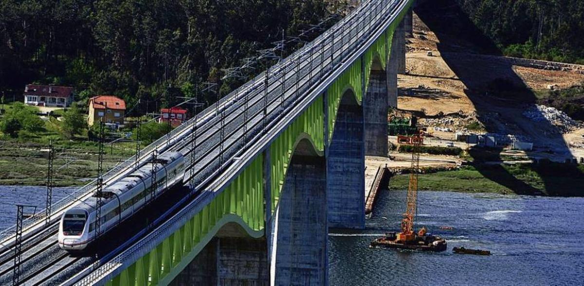 Un tren pasa por el viaducto sobre el río Ulla. // Iñaki Abella