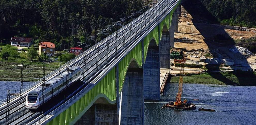 Un tren pasa por el viaducto sobre el río Ulla.