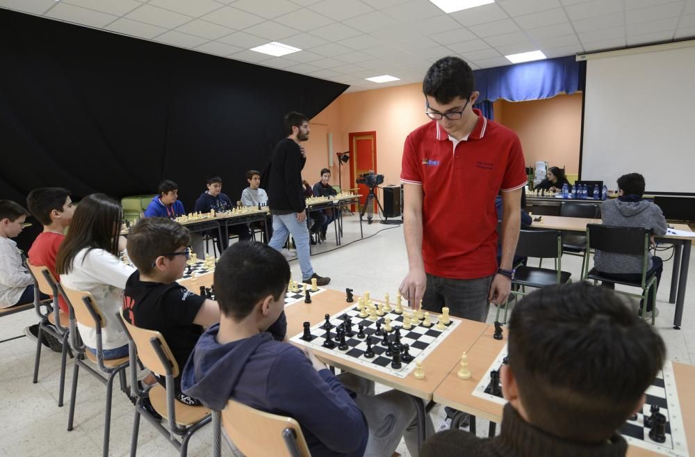 El arte del ajedrez llega a la clase en lalín