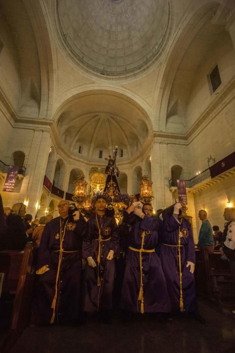 El Nazareno lució anoche una nueva canastilla revestida de pan de oro y la parihuela de su trono original recién estrenada