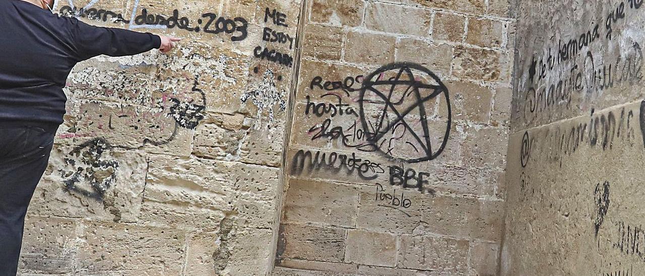 Los grafitis jalonan la parte trasera de la iglesia de Santiago, en el casco histórico de Orihuela.