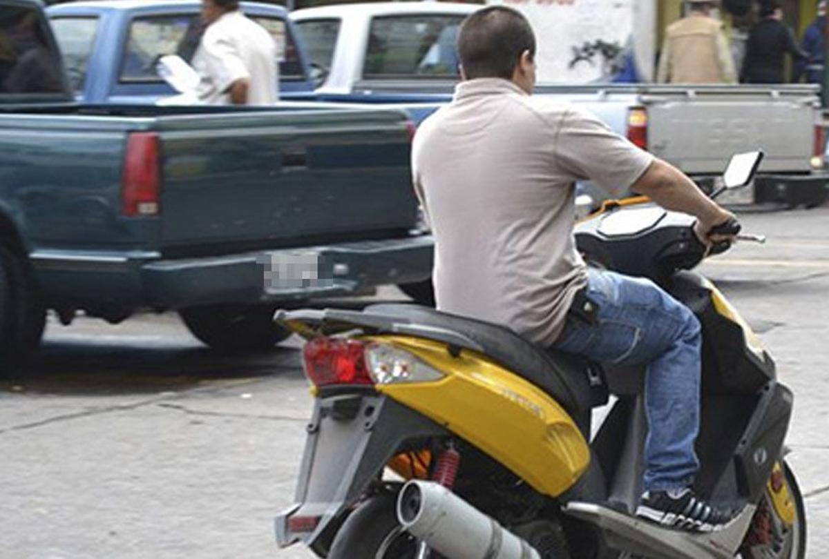 Un hombre en una moto sin casco, en una imagen de archivo.
