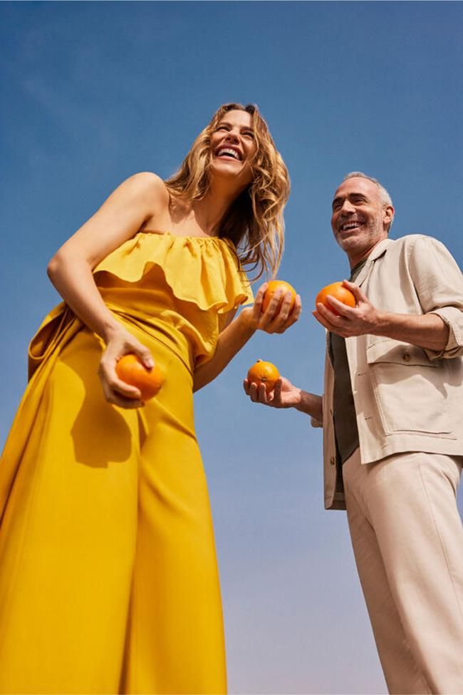 Top con volante y pantalones amarillos de Cortefiel