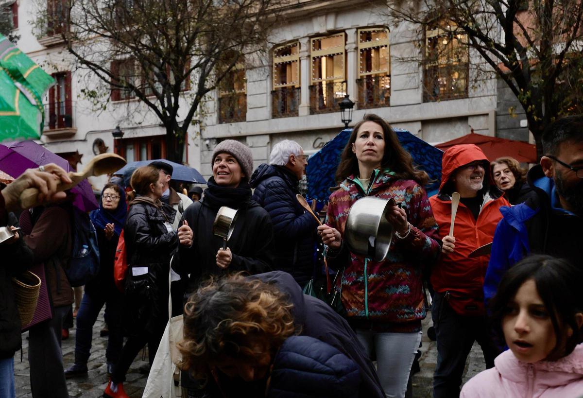 Una treintena de personas han desafiado al frío y la lluvia.